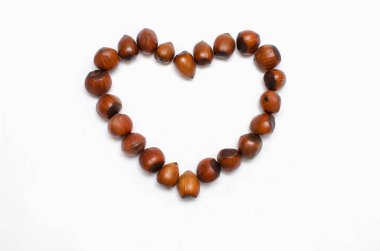 kalp metin için bir yer ile, beyaz arka plan üzerinde fındık ile kaplı 