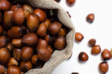 Fındık, beyaz arka plan üzerinde çuval içinde filbert ... fındık yığını veya yığını