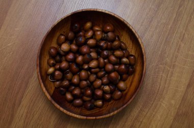 ahşap bir tabakta fındık. Gıda arka plan, fotoğraf duvar kağıdı