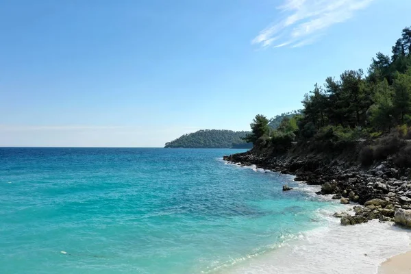 Panorama - kayalık sahil. Yunanistan