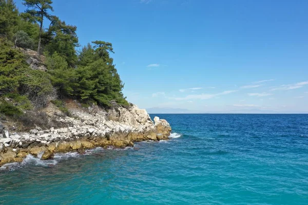 Panorama - kayalık sahil. Yunanistan