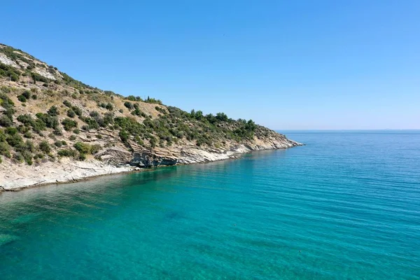 Panorama - kayalık sahil. Yunanistan