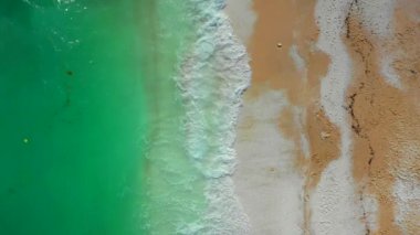Denizin havadan görünümü. Yaz deniz manzarası, plaj, güzel dalgalar, gün batımında mavi su. Drone'dan en iyi görüntü