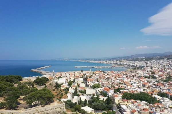 Rethymno, Girit adası, Yunanistan ünlü şehrin kalbinde benzersiz ve pitoresk Venedik limanının havadan drone panoramik fotoğraf