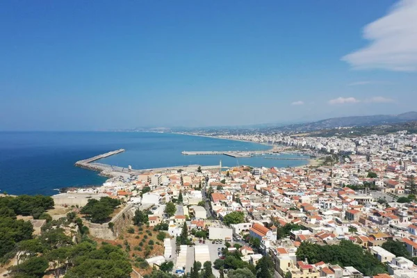 Rethymno, Girit adası, Yunanistan ünlü şehrin kalbinde benzersiz ve pitoresk Venedik limanının havadan drone panoramik fotoğraf