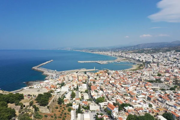 Rethymno, Girit adası, Yunanistan ünlü şehrin kalbinde benzersiz ve pitoresk Venedik limanının havadan drone panoramik fotoğraf