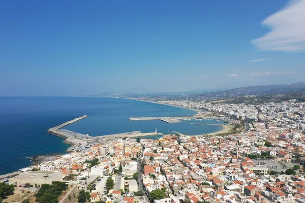 Rethymno, Girit adası, Yunanistan ünlü şehrin kalbinde benzersiz ve pitoresk Venedik limanının havadan drone panoramik fotoğraf