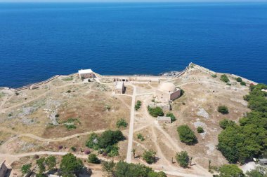 Yunanistan'ın Girit adası Rethymno'nun pitoresk şehrinin kalbinde deniz tarafından Paleokastro adı verilen bir tepe üzerine inşa edilmiş eşsiz Venetial Fortezza kalesinin havadan drone fotoğrafı