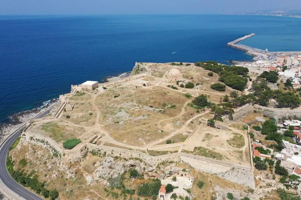 Yunanistan'ın Girit adası Rethymno'nun pitoresk şehrinin kalbinde deniz tarafından Paleokastro adı verilen bir tepe üzerine inşa edilmiş eşsiz Venetial Fortezza kalesinin havadan drone fotoğrafı