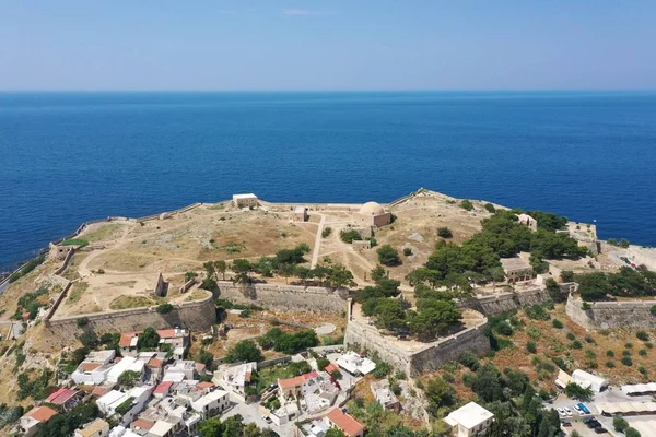 Yunanistan'ın Girit adası Rethymno'nun pitoresk şehrinin kalbinde deniz tarafından Paleokastro adı verilen bir tepe üzerine inşa edilmiş eşsiz Venetial Fortezza kalesinin havadan drone fotoğrafı