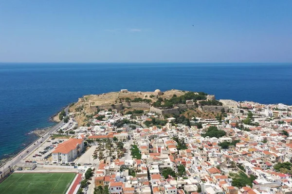 Yunanistan'ın Girit adası Rethymno'nun pitoresk şehrinin kalbinde deniz tarafından Paleokastro adı verilen bir tepe üzerine inşa edilmiş eşsiz Venetial Fortezza kalesinin havadan drone fotoğrafı