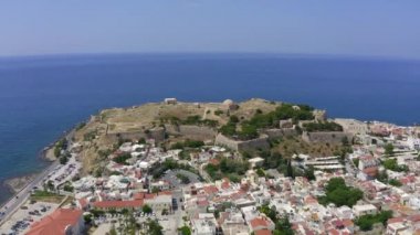Yunanistan'ın Girit adası Rethymno'nun pitoresk şehrinin kalbinde deniz tarafından Paleokastro adı verilen bir tepe üzerine inşa edilmiş eşsiz Venetial Fortezza kalesinin havadan drone fotoğrafı