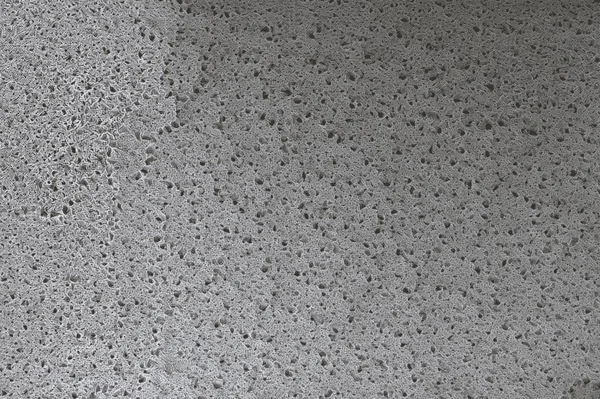 Doku granit ile modern bir banyo gölgesinde