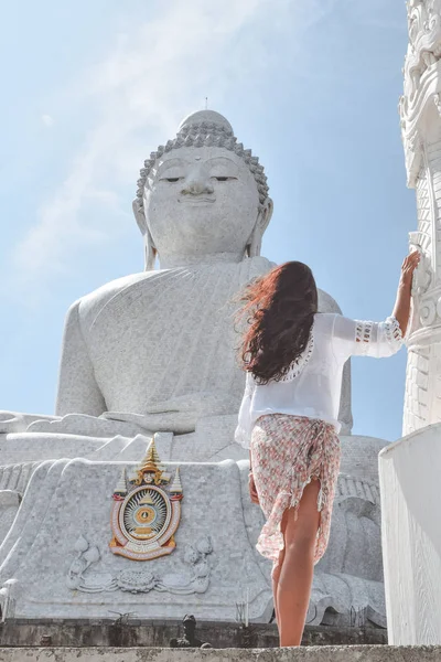 Una Hermosa Chica Vestido Blanco Observando Gran Estatua Blanca Buda — Foto de Stock