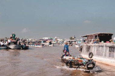 Satıcılar Can piyasalar Nehri Mekong Delta üzerinde yüzen Tho tekneler