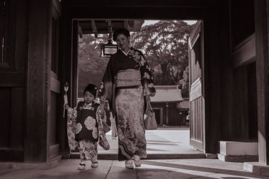 Meiji Jingu Shrine Tokyo Japon anne ve kızı bir Pazar günü geleneksel kimono içinde yürümek