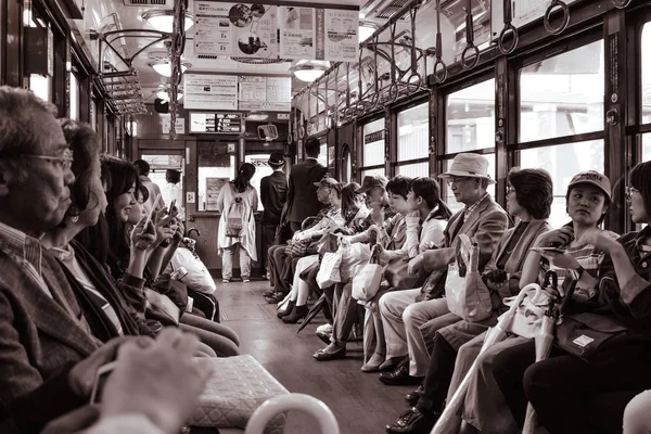 Mensen Zitten Een Historische Straat Auto Trein Kyoto Japan — Stockfoto