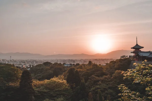 Kyoto Japonya'da Kyomizu Dera Tapınağı üzerinde güzel pembe günbatımı
