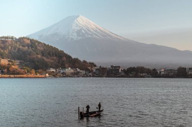 Balıkçı tekne balıkçılık Gölü Kawaguchi Kawaguchiko Japonya'da Fuji Dağı'nın önünde üzerinde