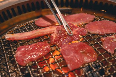 Ahşap Kömür bir ızgara üzerinde ızgara taze lezzetli Japon Dana yakın çekim