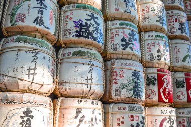 Tokyo 'da pahalı sake fıçıları üst üste yığılmış.