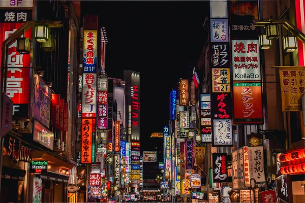 Kabukicho Shinjuku Tokyo 'daki Neon Reklam Panoları Denizi