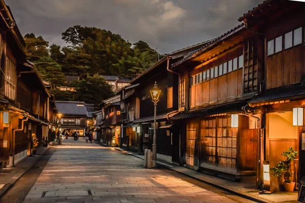 黄昏时分 日本金泽的传统艺妓区和老式木屋 — 图库照片
