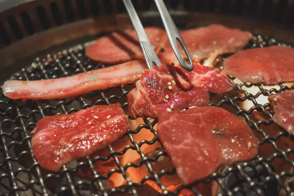Carne Res Fina Una Parrilla Barbacoa Estilo Coreano —  Fotos de Stock
