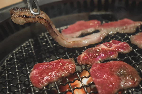 Japon Yakiniku bifteği ızgarada yakın çekim