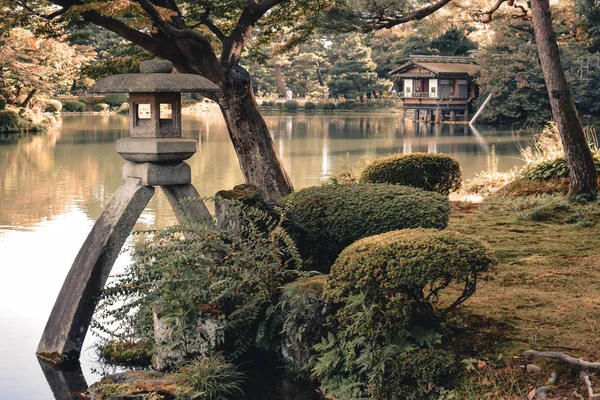 Lanterna Pedra Uma Casa Lago Kenrokuen Jardim Kanazawa Japão — Fotografia de Stock