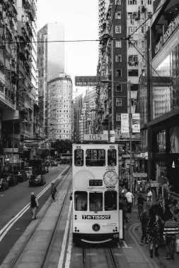 Hong Kong Adası 'nın işlek sokaklarında çift katlı tramvay.