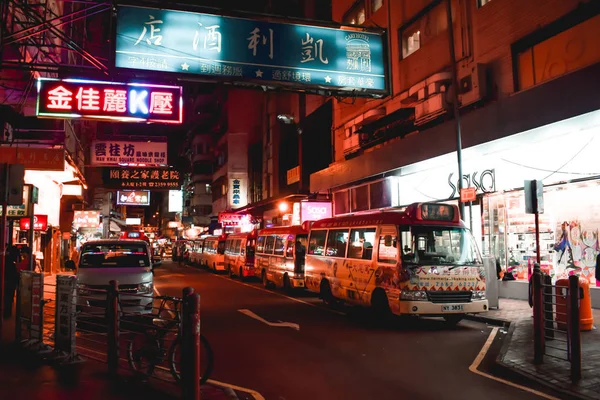 Una Calle Hong Kong Por Noche Hay Autobuses Vacíos Que — Foto de Stock