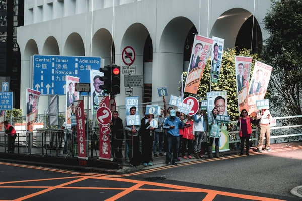 Seçimlerden Önce Adaylarını Desteklemek Için Hong Kong Sokaklarında Yürüyen Bir — Stok fotoğraf