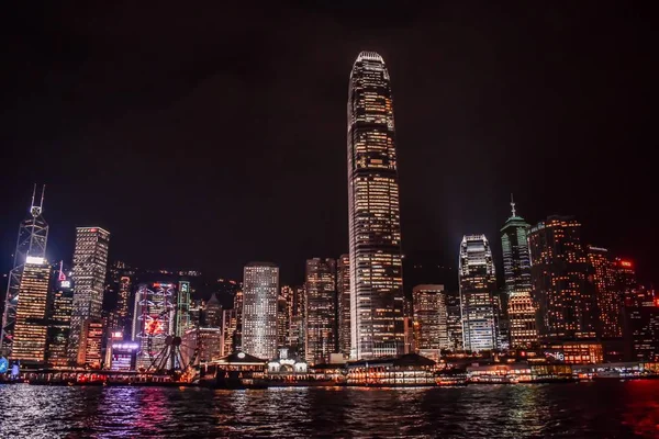 香港スカイラインはビクトリア港の水に反映 — ストック写真