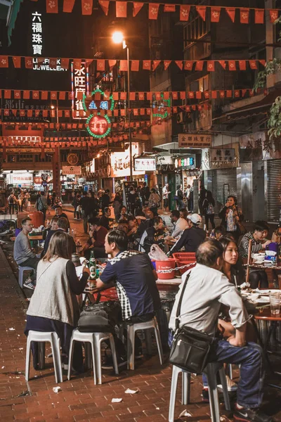 Gente Sentada Comiendo Comida Calle Temple Street Market Hong Kong — Foto de Stock