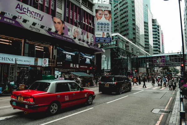 Taxi Rojo Una Carrera Una Calle Hong Kong — Foto de Stock
