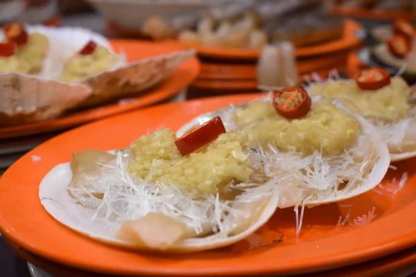 Almejas Picantes Con Ajo Chile Servidas Una Parcela Naranja Temple —  Fotos de Stock