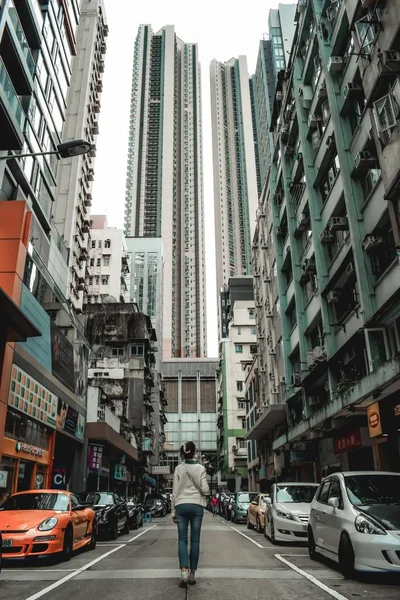 Chica Turística Caminando Entre Los Edificios Residenciales Claustrofóbicos Hong Kong — Foto de Stock