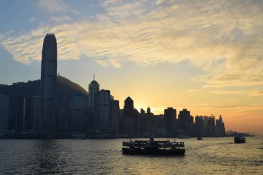Starr vapuru Victoria Harbor Hong Kong Sunset sırasında geçişi