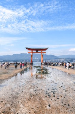 Hiroşima 'daki Itsukushima tapınağının O-torii kapısında gelgit var.