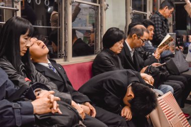 Hiroşima 'da gece yarısı treninde uyuyan yolcular.