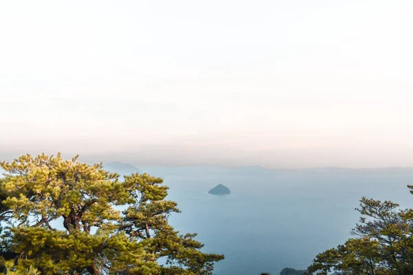Mavi deniz günbatımı Dağı Misen Hiroşima Japonya'da görünümünden sırasında üzerinde Lonely Island 