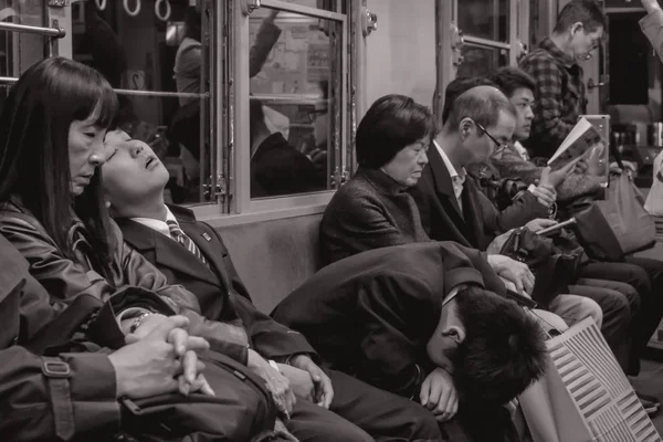 Pasajeros Cansados Trabajar Durmiendo Tren Nocturno Hiroshima Japón — Foto de Stock