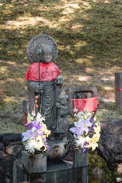 Estatuas Espíritus Sintoístas Japoneses Vestidos Con Decoraciones Festivas Flores — Foto de Stock