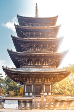 Japonya 'da beş mağaza Japon şinto pagoda.