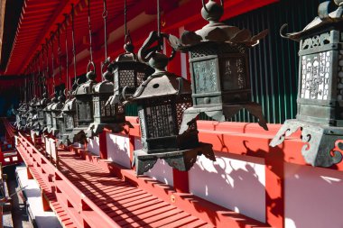 Nara Japonya 'daki Kasuga Taisha türbesindeki Demir Japon Lambaları.