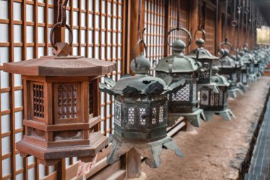 Nara Japonya 'da geleneksel Japon demir lambaları hattı