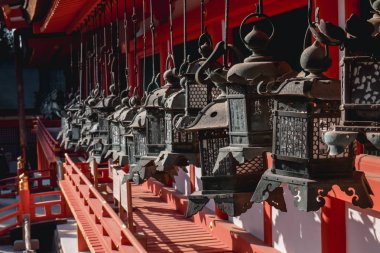 Geleneksel Japon bronz fenerleri Nara Japonya 'da bir shinto tapınağında