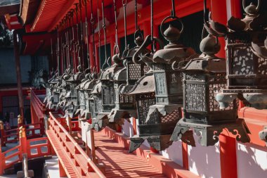 Japonya 'nın en güzel tapınağının geleneksel lambaları Nara Japonya' daki Kasuga Taisha