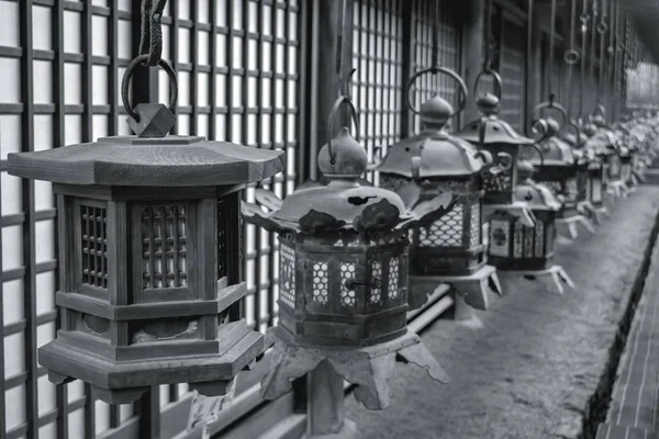 日本奈良木门前的传统日本铁灯线 — 图库照片